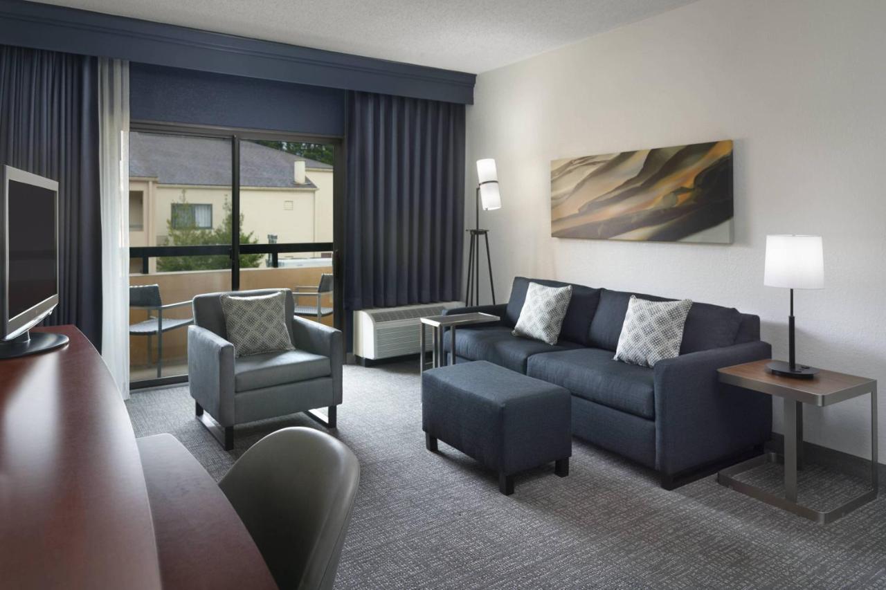 Courtyard Charlotte Arrowood Hotell Eksteriør bilde