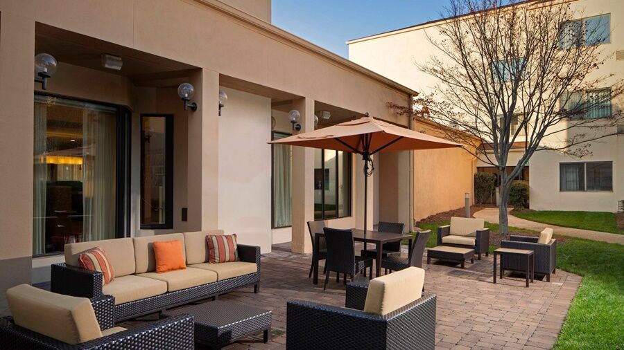 Courtyard Charlotte Arrowood Hotell Eksteriør bilde